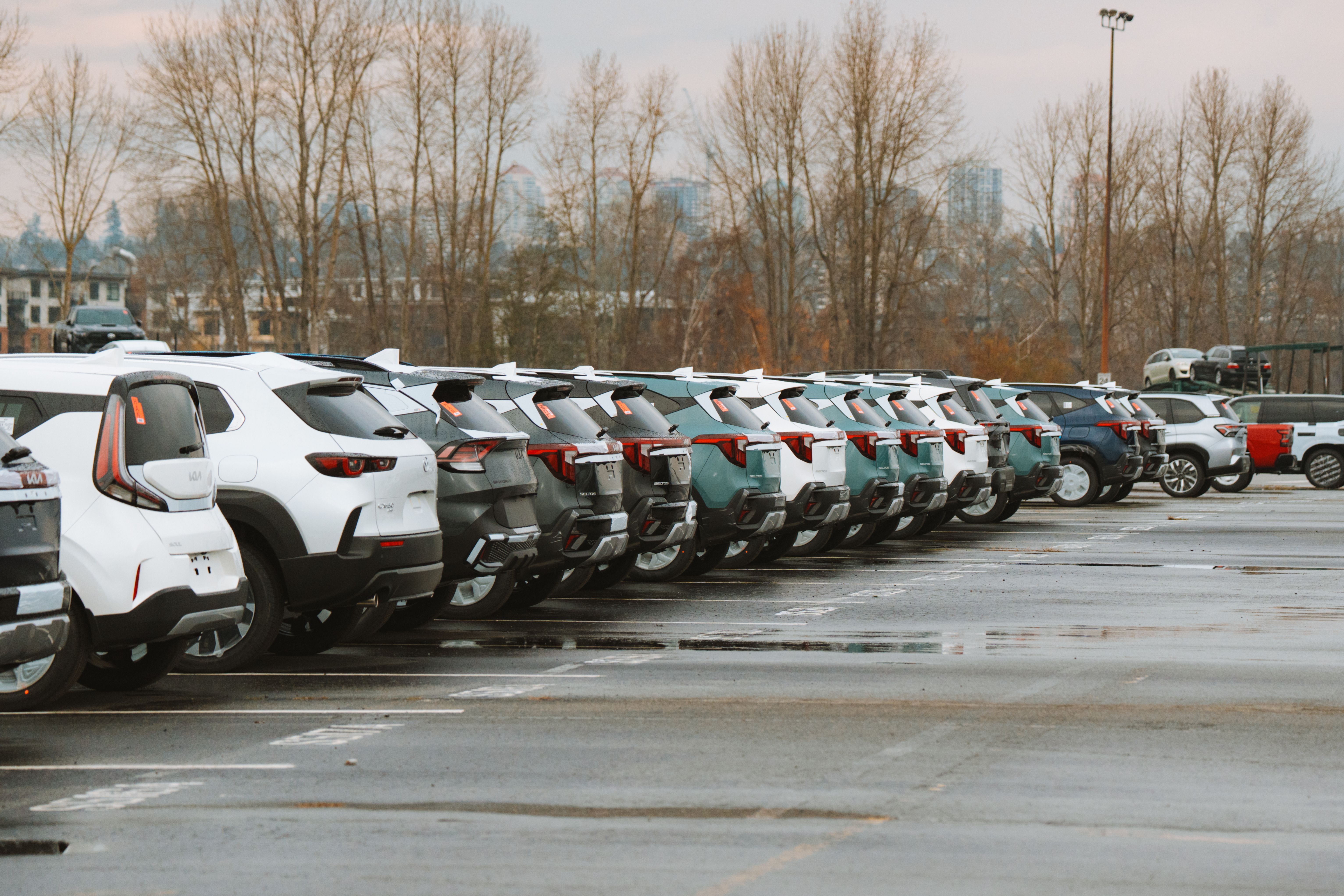 Fotografía ilustrativa de varios coches aparcados en fila