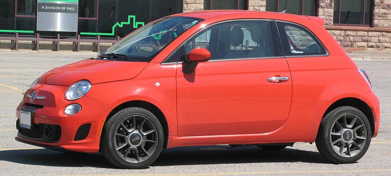 Fotografía ilustrativa de un Fiat 500 rojo, vista delantera y lateral