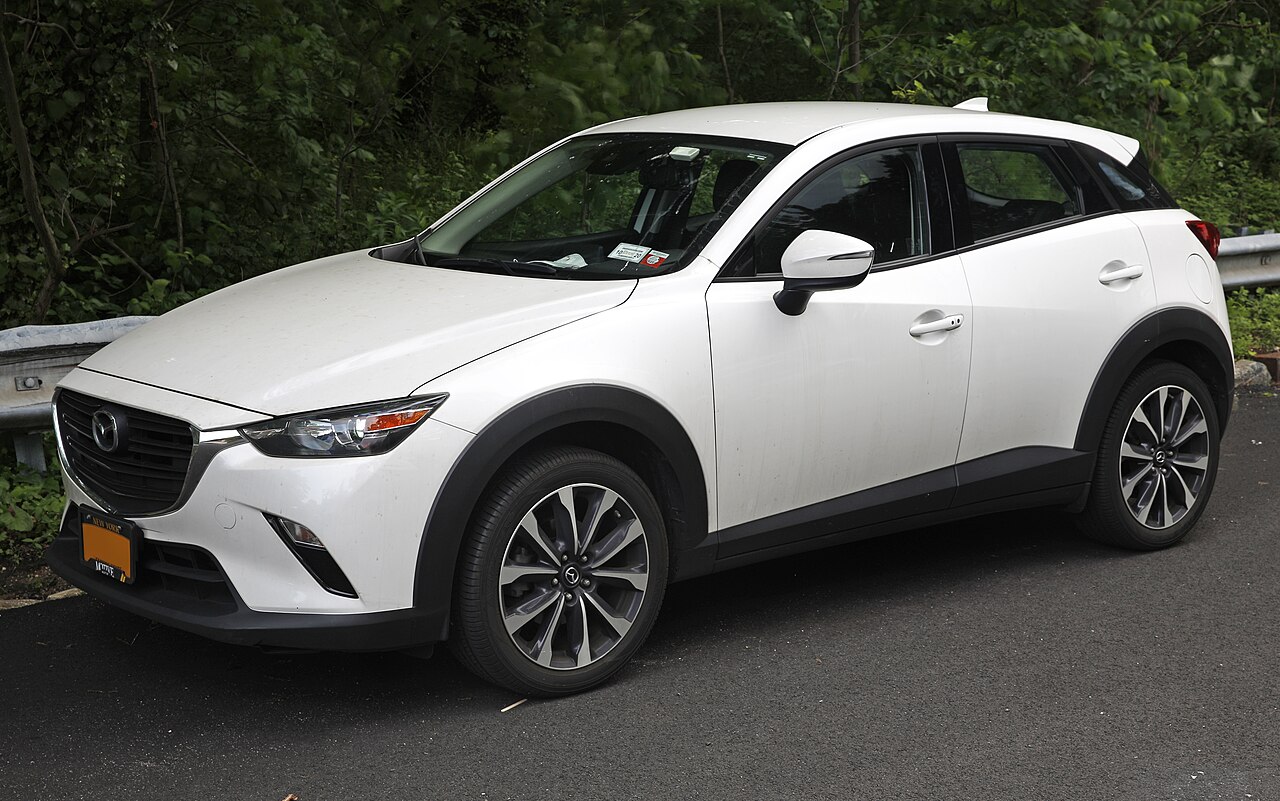 Fotografía ilustrativa de un Mazda CX-3 blanco, vista delantera y lateral